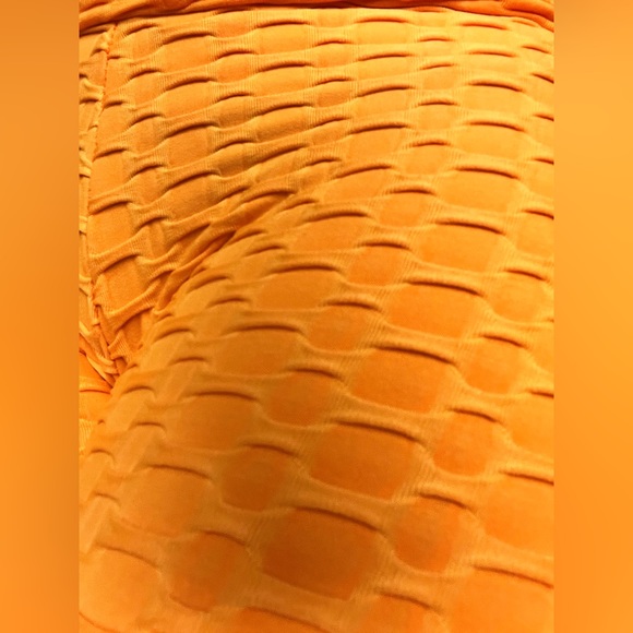 Honeycomb Scrunch Booty 3/4 length neon orange high rise leggings & tank top set - Picture 14 of 15